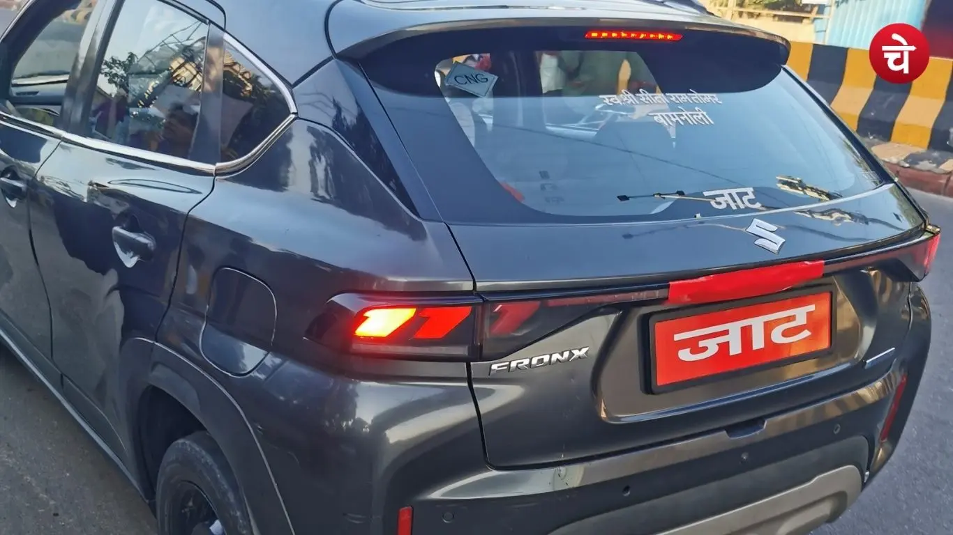 Car without number plat crossing toll booth daily